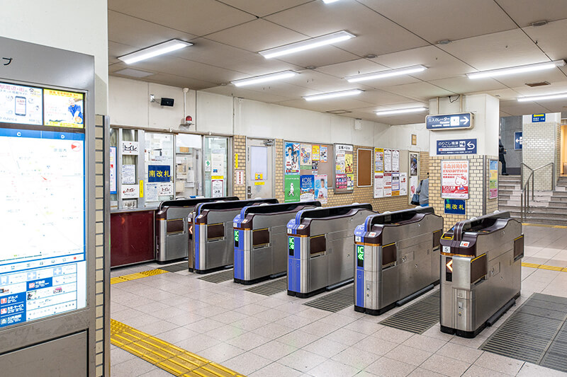 阪急上新庄駅、南改札口でお降りください。