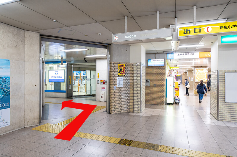 改札を出てすぐ、池田泉州銀行の手前を左にお曲りください。
